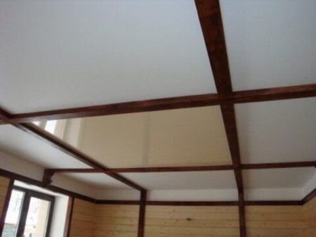 Натяжные потолки в интерьере деревянного дома