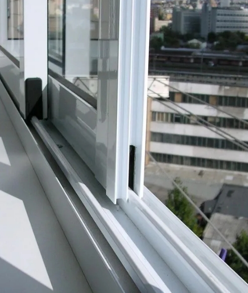 Преимущества холодного остекления балкона